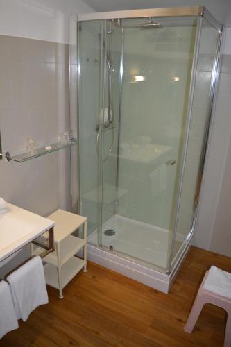 Bilik mandi di Logis hôtel Le Terminus