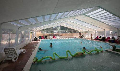 - une piscine avec des personnes à l'eau dans l'établissement Camping La Belle Etoile, à Melun
