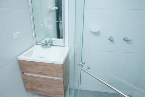 a bathroom with a sink and a shower at Ayenda 1313 Barahona 72 in Barranquilla