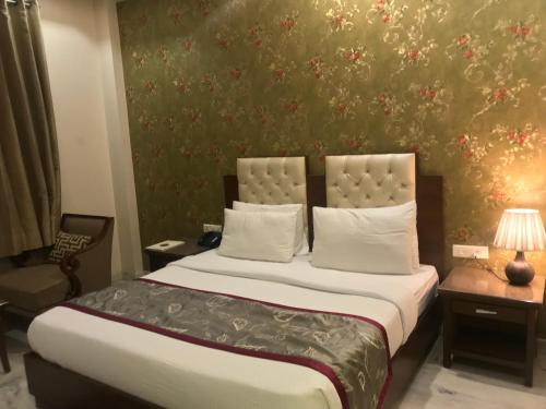 Postel nebo postele na pokoji v ubytování Hotel Leela Grande