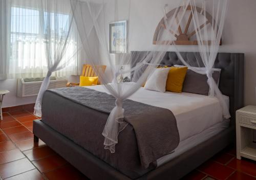 Tempat tidur dalam kamar di BOHO Beach Club