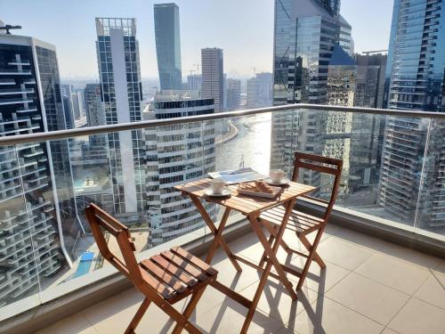 Balkón nebo terasa v ubytování Stay Here - Downtown South Ridge 2BR apartment