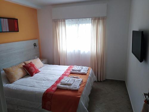 Una cama o camas en una habitación de Avalon