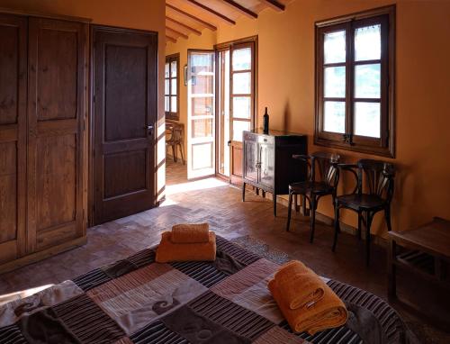 a bedroom with a bed with towels on it at L'Acadèmia de La Vilella Baixa 3 in La Vilella Baixa