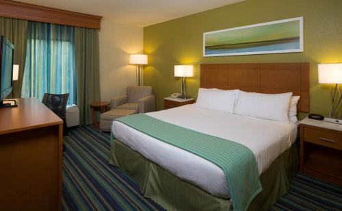 מיטה או מיטות בחדר ב-Holiday Inn Express - Clermont, an IHG Hotel