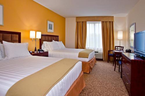 Tempat tidur dalam kamar di Holiday Inn Express Hotel & Suites Brooksville-I-75, an IHG Hotel