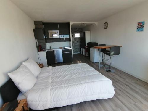 ラ・シオタにあるLa Ciotat Angel Bayのベッドルーム(白いベッド1台付)、キッチン