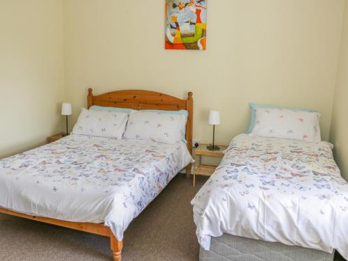 1 dormitorio con 2 camas contiguas en Glor Cottage en Ballyhaunis