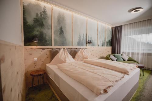 - une chambre avec un grand lit dans l'établissement Gasthof Berghof, à Semmering