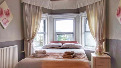 1 dormitorio con 1 cama con 2 toallas en Kensington Hotel en Bournemouth