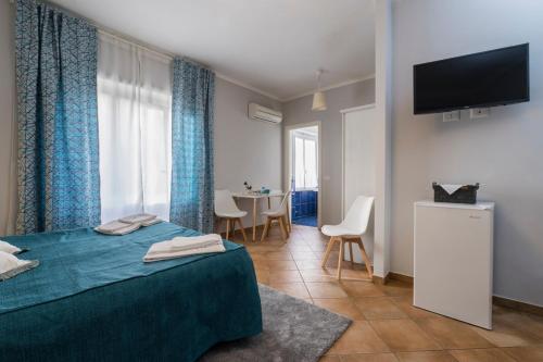 - une chambre avec un lit et une table avec des chaises dans l'établissement Domus Prati, à Rome