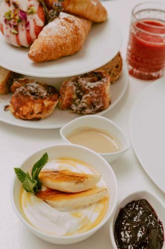 un gruppo di piatti su un tavolo di The Nook by Caldera Houses a Imerovigli