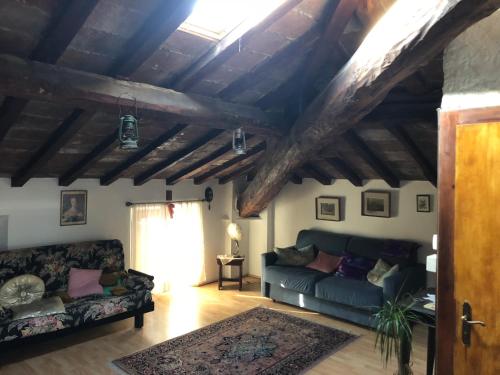 a living room with a couch and a table at Ampio e luminoso appartamento a 2 passi da Pavia in Cava Manara