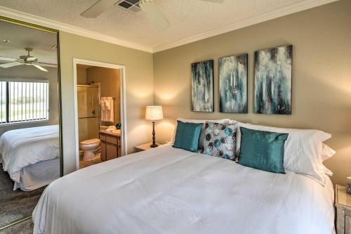 1 dormitorio con cama blanca y espejo en Lake Havasu Getaway with Golf Course and Lake Views!, en Lake Havasu City