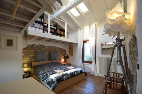a bedroom with a bed and a camera on a tripod at Casa Gaino in Toscolano Maderno
