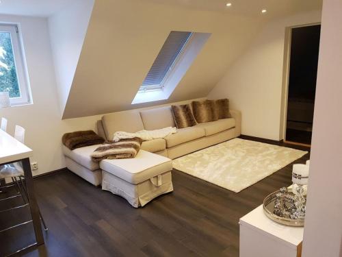 uma sala de estar com um sofá e uma mesa em Lagunen Apartments em Bergen