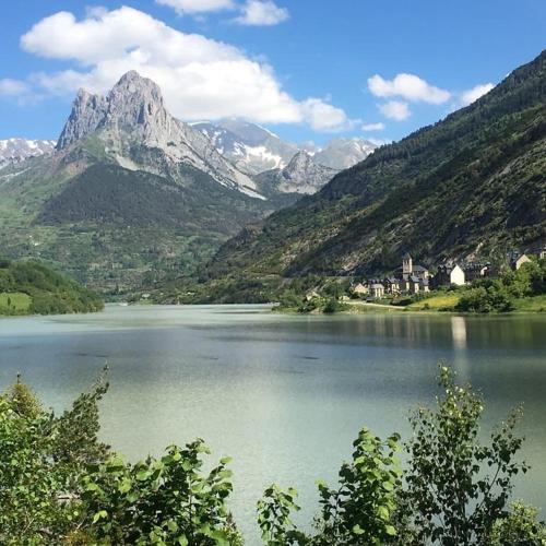 a large body of water with a mountain in the background at Hotel La Casueña in Lanuza