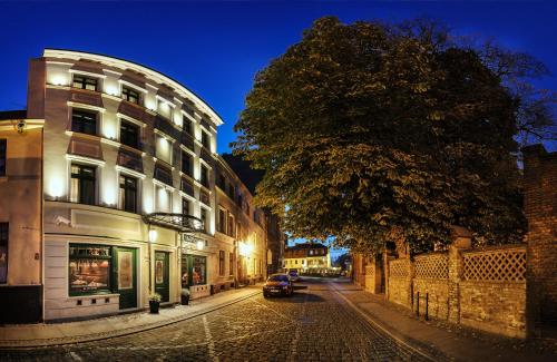 a building on a city street at night at Apartamenty Chleb i Wino Strumykowa in Toruń