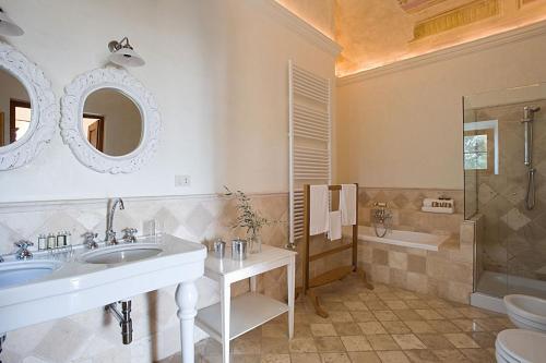 a bathroom with a sink and a shower and a toilet at Villa de' Ricci Rignana B&B in Greve in Chianti