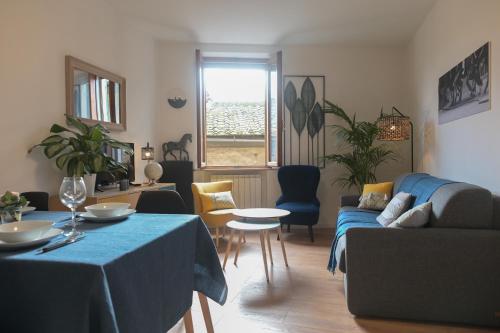 een woonkamer met een bank en een tafel bij Un terrazzo sulla magia in Siena