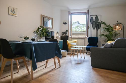 uma sala de estar com mesa e cadeiras em Un terrazzo sulla magia em Siena