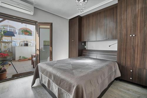 1 dormitorio con 1 cama grande en una habitación en Désiré, en Torrevieja