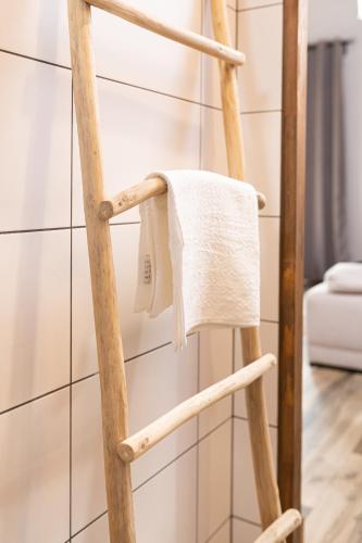 a bamboo towel rack in a bathroom at Pod Mazurskim Niebem boho in Piecki