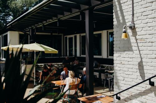 Drake Devonshire and Motor Innにあるレストランまたは飲食店