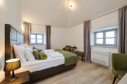 a hotel room with a bed and a window at B&B Artegnana 1798 in Grožnjan