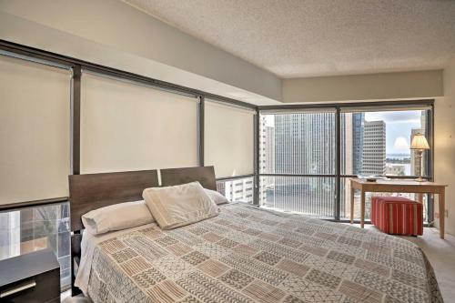 Giường trong phòng chung tại Downtown Honolulu Suite Near Ala Moana Beach!