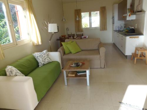 sala de estar con sofá y mesa en Villa Dianthe, en Myrtos