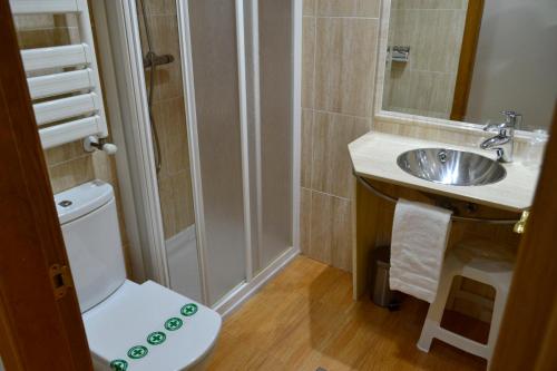 a bathroom with a toilet and a sink at Hotel Alda Centro Oviedo in Oviedo