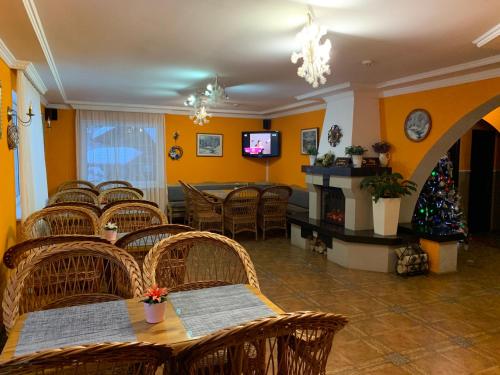 een restaurant met tafels en stoelen en een kerstboom bij Любе in Yablunytsia