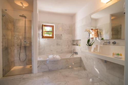 A bathroom at Hotel Rural & Spa Can Curreu