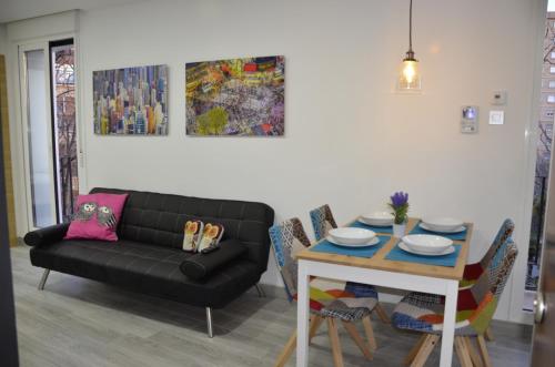 sala de estar con sofá y mesa en CHECK-IN 24H NUEVO Único WIFI FAMILIAR Centro 3, en Zaragoza