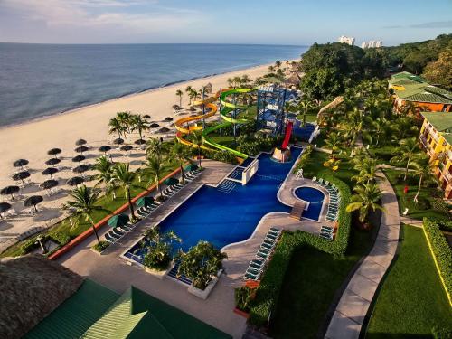 una vista aérea de un parque acuático en la playa en Royal Decameron Panamá - All Inclusive, en Playa Blanca