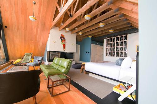 - une chambre avec un lit et un salon dans l'établissement Drake Devonshire and Motor Inn, à Wellington