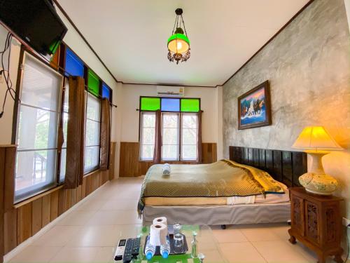 1 dormitorio con 1 cama, TV y mesa en Banthaisangthain Resort, en Ko Samed