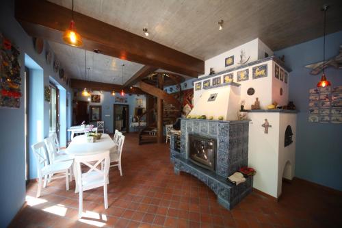 ein Wohnzimmer mit einem Kamin, einem Tisch und Stühlen in der Unterkunft Ekosamotnia in Krakau