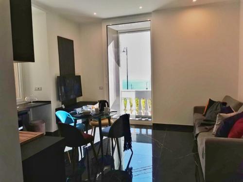 un soggiorno con un divano, un tavolo e delle sedie di Vomero Guest House a Napoli