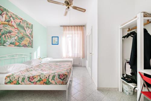 1 dormitorio con 1 cama y ventilador de techo en Lia Rooms 2, en La Spezia