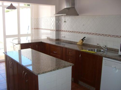 Kuchyň nebo kuchyňský kout v ubytování Villas Aloha Valdelagrana