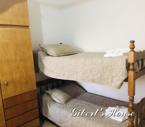Una cama o camas en una habitación de Apart-Hotel Gibert's House