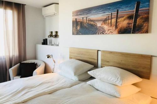 - une chambre avec un lit et une peinture murale dans l'établissement La Mar, à Altea