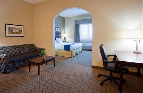 Una cama o camas en una habitación de Holiday Inn Express Hotel & Suites Mankato East by IHG
