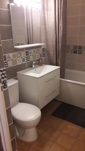 une salle de bain avec toilettes, lavabo et baignoire dans l'établissement Plage et soleil, à Les Salins dʼHyères