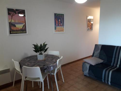 un salon avec une table et un canapé dans l'établissement Plage et soleil, à Les Salins dʼHyères
