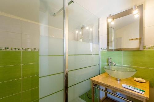 bagno con lavandino e doccia in vetro di Nami House ad Anglet