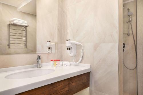 Kylpyhuone majoituspaikassa Ramada Hotel & Suites by Wyndham Yerevan
