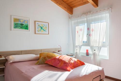 Lova arba lovos apgyvendinimo įstaigoje Bright Apartment Como Cavallasca